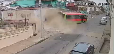 7 pasajeros lesionados: conductor de micro se desvanece e impacta contra una casa en Valparaíso